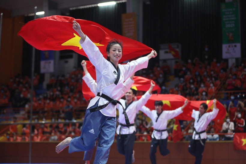 Các thành viên đội tuyển Taekwondo thi đấu biểu diễn Quyền sáng tạo đồng đội ăn mừng khi giành HCV ngay trận đầu ra quân tại SEA Games 31, sáng 16/5. (Ảnh: Minh Quyết/TTXVN)