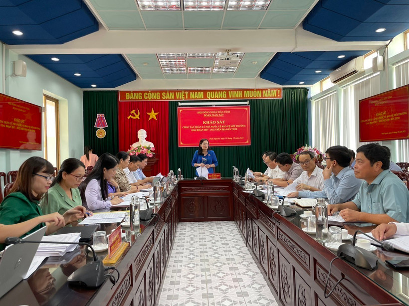 Đoàn giám sát HĐND tỉnh Thái Nguyên khảo sát công tác quản lý nhà nước về bảo vệ môi trường giai đoạn 2017-2022. (Ảnh: Nguyễn Cúc/TTXVN)