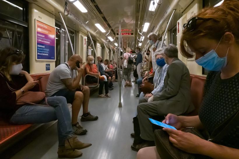 Người dân đeo khẩu trang phòng lây nhiễm COVID-19 trên tàu điện ngầm ở Budapest, Hungary. (Ảnh: THX/TTXVN)