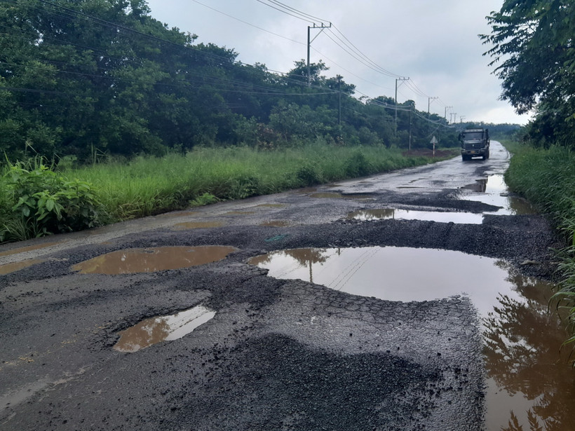 Nhiều hố sâu tiềm ẩn tại nạn giao thông trên tuyến ĐT.759. (Ảnh: K GỬIH/TTXVN)