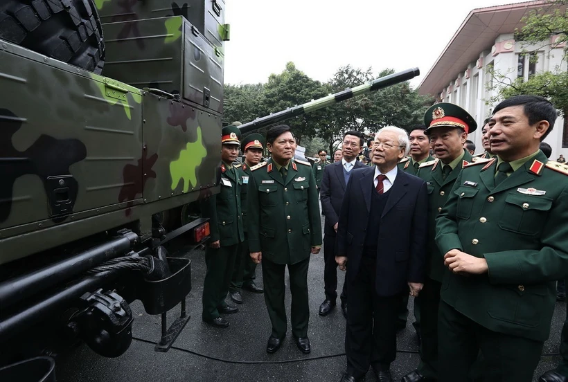 Tổng Bí thư, Chủ tịch nước Nguyễn Phú Trọng xem trưng bày, giới thiệu các khí tài quân sự của ngành Quốc phòng (Hà Nội, 10/1/2019). (Ảnh: Trí Dũng/TTXVN)