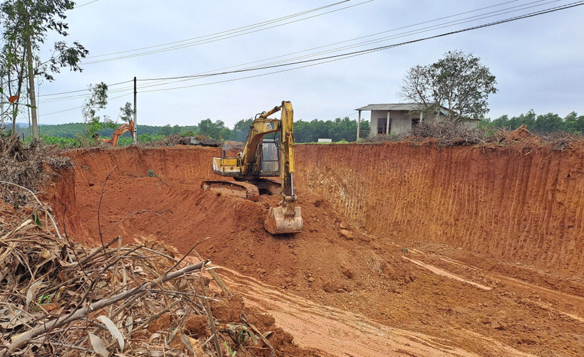 Phương tiện đào múc đất rừng sản xuất trái phép quy mô lớn ở thôn Bến Hà, xã Linh Trường, huyện Gio Linh, tỉnh Quảng Trị. (Ảnh: Nguyên Lý/TTXVN)