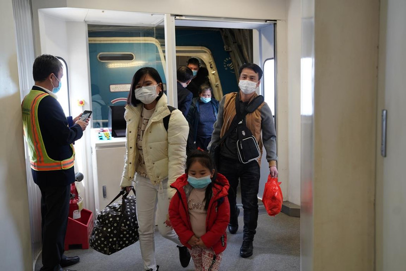 Những công dân Việt Nam sống ở Ukraine về nước trên chuyến bay đầu tiên từ Romania-Hà Nội. (Ảnh: CTV/Vietnam+)