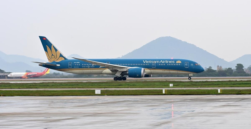 Máy bay Boeing 787-9 của hãng hàng không Vietnam Airlines đưa công dân Việt Nam từ Romania về nước đã hạ cánh xuống sân bay Nội Bài. (Ảnh: CTV/Vietnam+)
