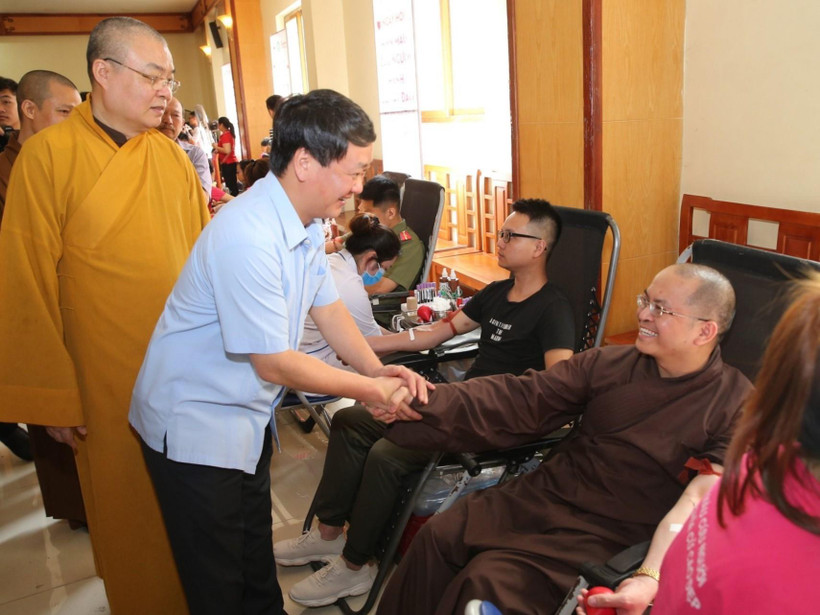 Phó Chủ tịch, Tổng thư ký Ủy ban Trung ương Mặt trận Tổ quốc Việt Nam Hầu A Lềnh động viên các chư tôn đức lãnh đạo, giảng sư tại ngày hội. (Ảnh: Văn Điệp/TTXVN)