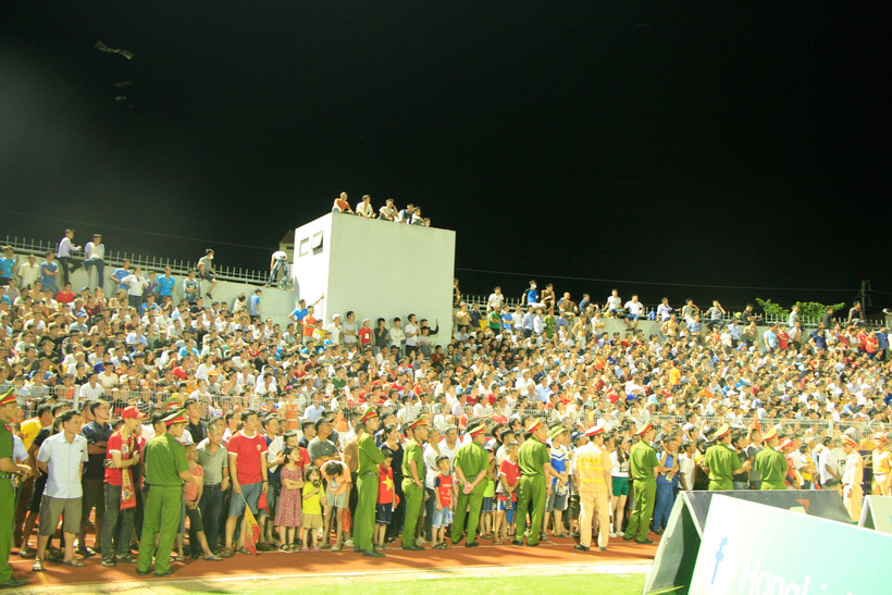 Ngay sau khi sự cố xảy ra, Ban tổ chức sân huy động hàng trăm cán bộ, chiến sỹ công an nhằm giữ an ninh trật tự để trận đấu không bị hoãn. (Ảnh: Phan Quân/TTXVN)