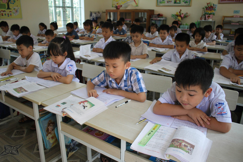 Học sinh lớp 1 trường Tiểu học Ninh Mỹ, huyện Hoa Lư, tỉnh Ninh Bình trong giờ học Tiếng Việt. (Ảnh minh họa: Hải Yến/TTXVN)