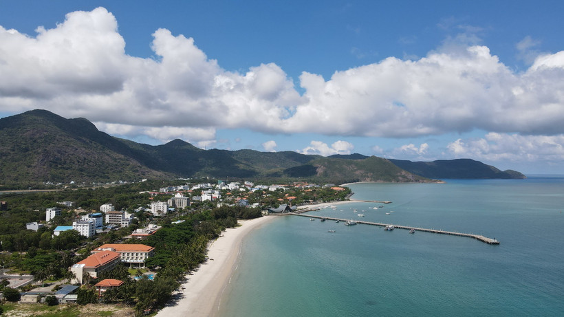 Toàn cảnh trung tâm huyện Côn Đảo, tỉnh Bà Rịa-Vũng Tàu với bãi biển sạch và các dịch vụ đã sẵn sàng phục vụ du khách. (Ảnh: Huỳnh Sơn/TTXVN)