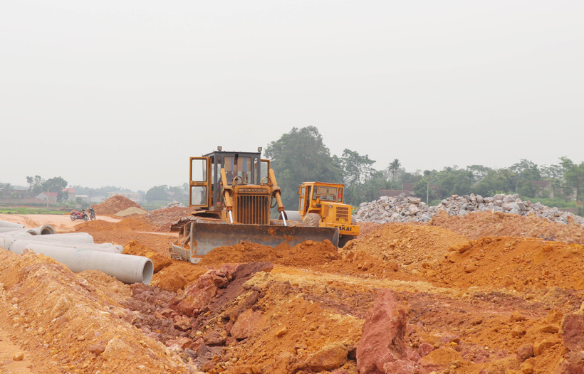 Thi công hạ tầng Khu tái định cư đường vành đai V tại xã Hà Châu, huyện Phú Bình, tỉnh Thái Nguyên. Ảnh: Hoàng Nguyên/TTXVN)
