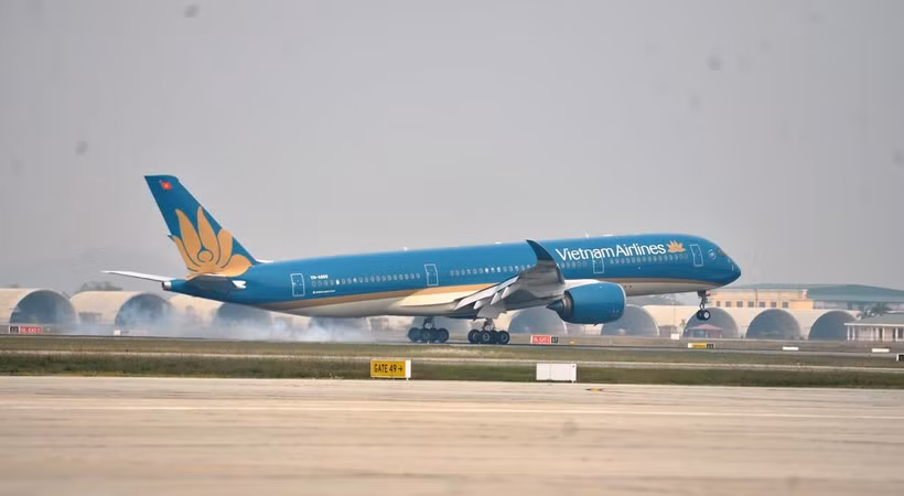 Máy bay của hãng hàng không Vietnam Airlines hạ cánh tại một sân bay. (Ảnh: CTV/Vietnam+)