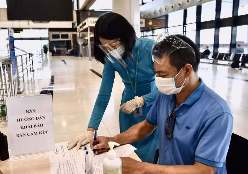 Hành khách đi máy bay sẽ không phải làm thủ tục kê khai bản cam kết phòng, chống dịch COVID-19. (Ảnh: CTV/Vietnam+)