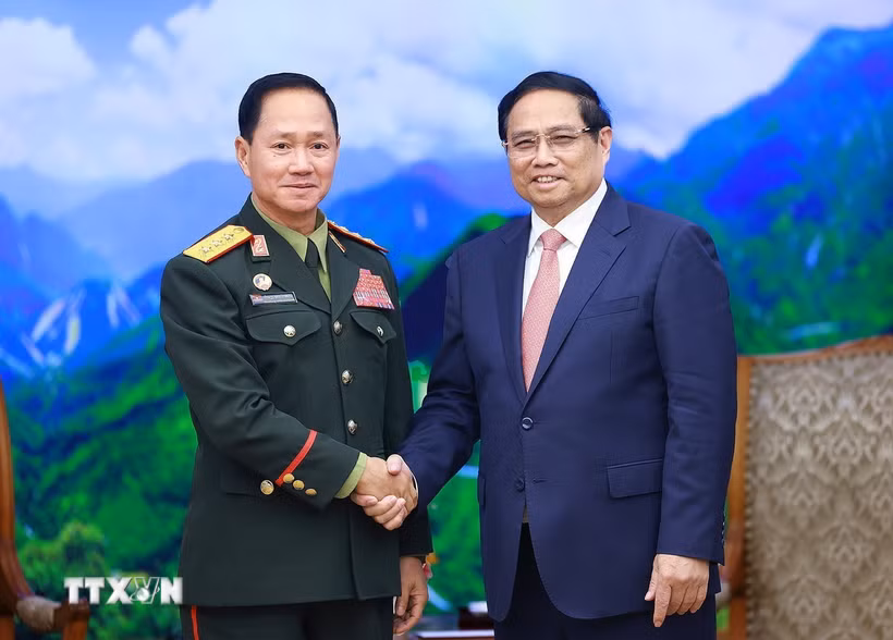 Thủ tướng Phạm Minh Chính tiếp Thượng tướng Khamliang Outhakaysone, Bộ trưởng Bộ Quốc phòng Lào. (Ảnh: Dương Giang/TTXVN)