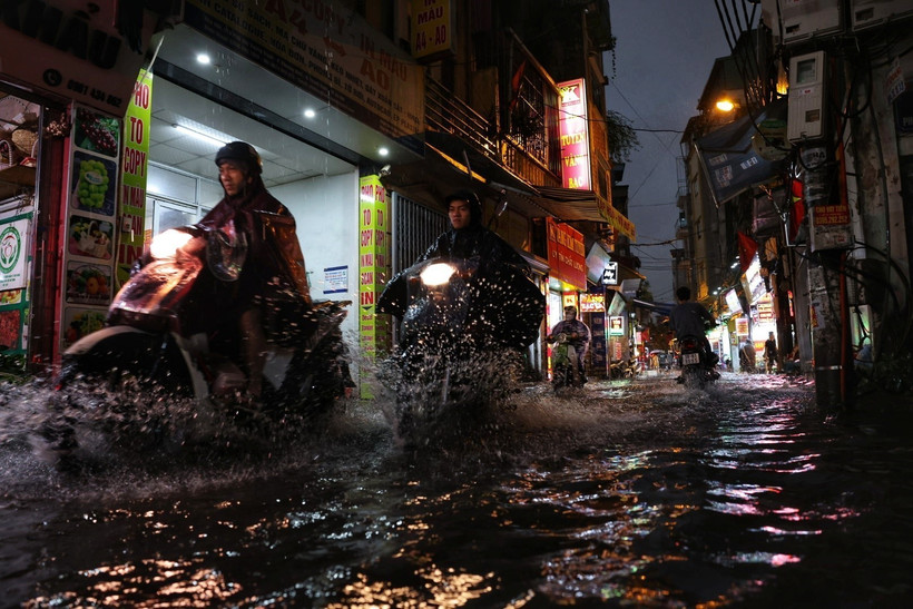 Nhiều tuyến phố Hà Nội ngập sau cơn mưa lúc chiều tối. (Ảnh: Tuấn Anh/TTXVN)