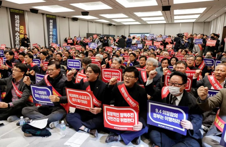 Các bác sỹ Hàn Quốc hô khẩu hiệu trước cuộc biểu tình trước Văn phòng Tổng thống để phản đối chính sách y tế của chính phủ ở Seoul, Hàn Quốc, ngày 25/2/2024. (Nguồn: Reuters)