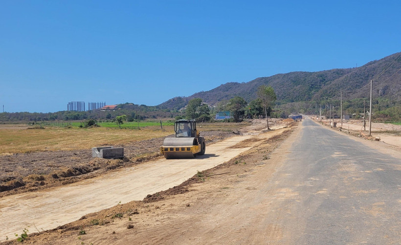 Thi công dự án Cải tạo nâng cấp đường ven núi Minh Đạm, đoạn từ Tỉnh lộ 44A giáp khu du lịch Thùy Dương đến ngã ba Long Phù, thị trấn Phước Hải (Đất Đỏ, Bà Rịa-Vũng Tàu). (Ảnh: Hoàng Nhị/TTXVN)