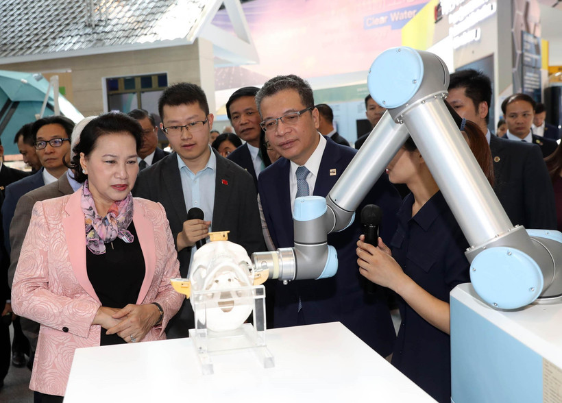 Chủ tịch Quốc hội Nguyễn Thị Kim Ngân cùng đoàn đại biểu cấp cao Việt Nam thăm Khu Công nghệ cao Trung Quan Thôn. (Ảnh: Trọng Đức/TTXVN)