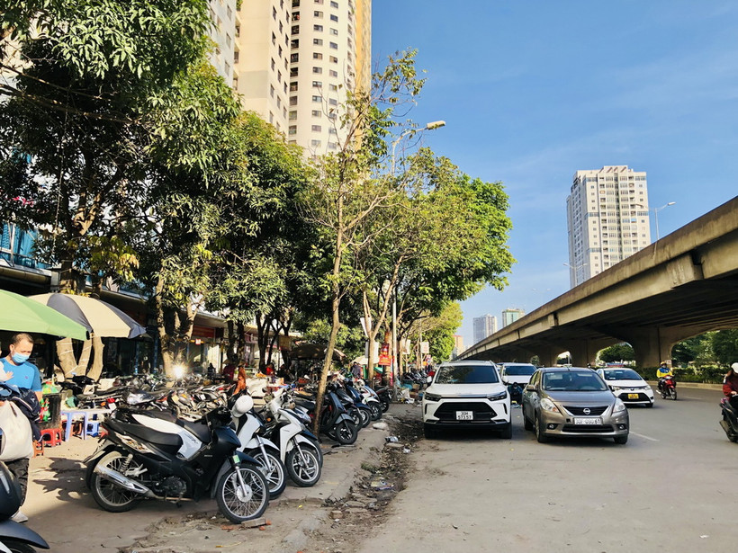 Ôtô đỗ tràn lan dưới lòng đường Vành đai 3, trước khu chung cư Kim Văn Kim Lũ (Hà Nội) (Ảnh: Tuyết Mai/TTXVN)