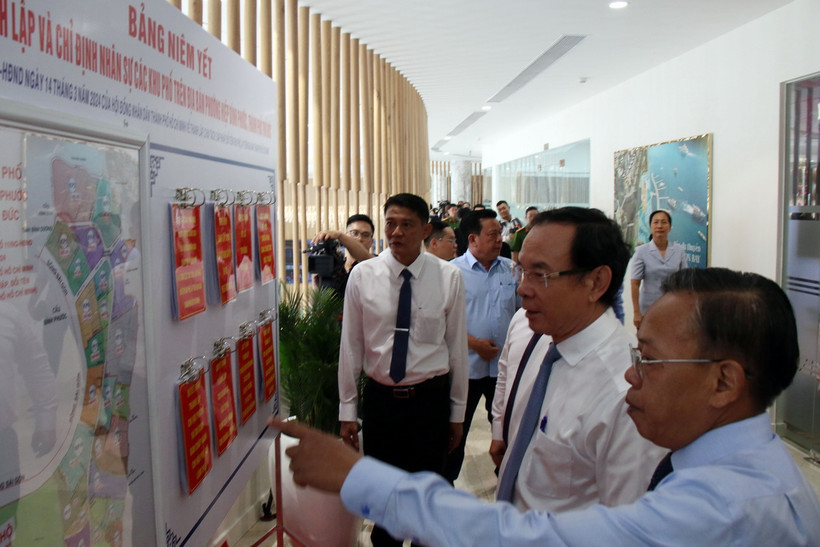 Bí thư Thành ủy Thành phố Hồ Chí Minh Nguyễn Văn Nên nghe giới thiệu về quyết định thành lập và chỉ định nhân sự các khu phố của phường Hiệp Bình Phước. (Ảnh: Tiến Lực/TTXVN)