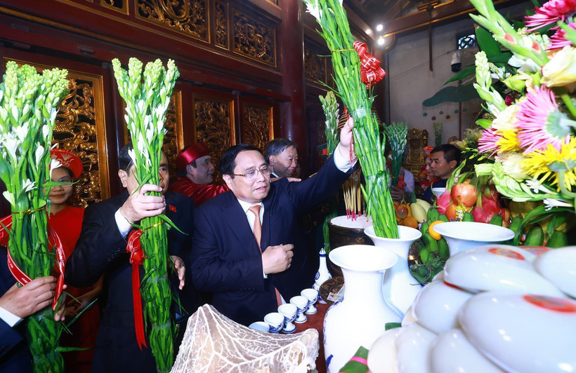 Thủ tướng Phạm Minh Chính cùng lãnh đạo Đảng, Nhà nước dâng hương Giỗ Tổ Hùng Vương trong Khu Di tích Lịch sử Quốc gia Đặc biệt Đền Hùng. (Ảnh: Dương Giang/TTXVN)