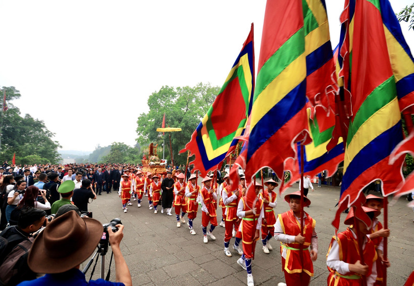 Đoàn rước kiệu lên Đền Hùng. (Ảnh: Nhật Anh/ TTXVN)