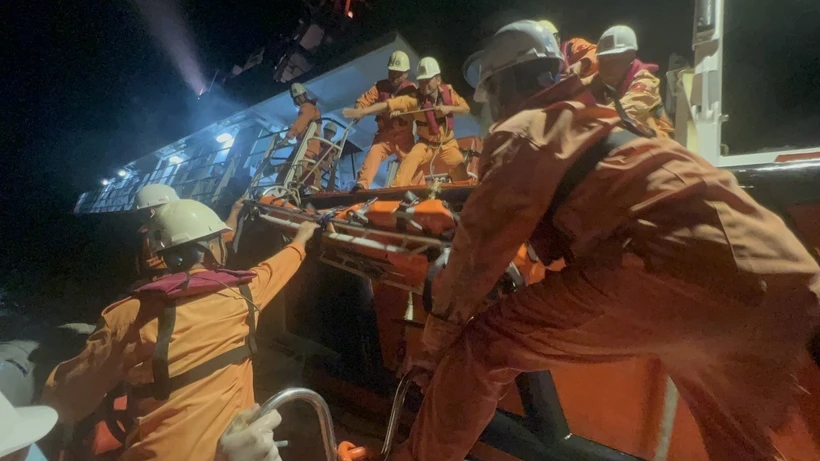 Lực lượng tìm kiếm cứu nạn hàng hải tiếp nhận nạn nhân từ tàu ASTERIS. (Ảnh: TTXVN phát)