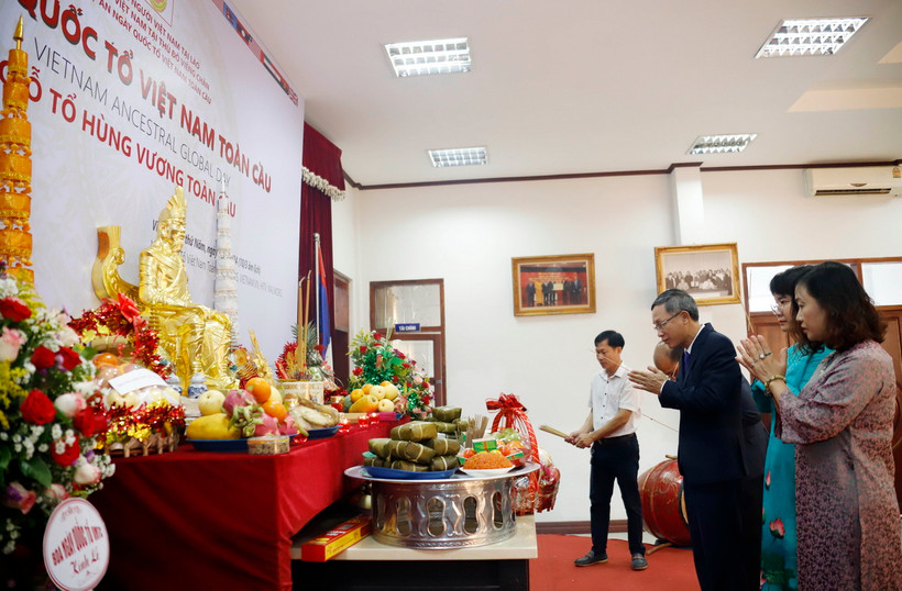 Đoàn Đại sứ quán Việt Nam tại Lào thành kính dâng hương tri ân các Vua Hùng. (Ảnh: Phạm Kiên/TTXVN)