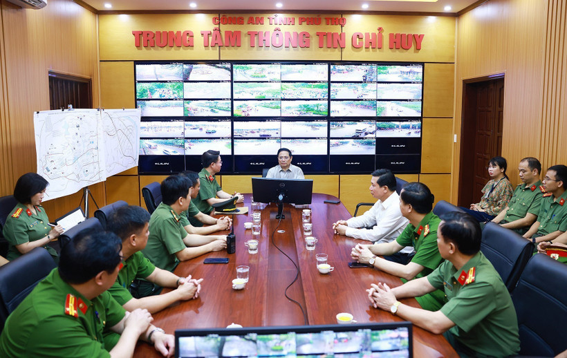 Thủ tướng Phạm Minh Chính làm việc với Trung tâm Chỉ huy Công an tỉnh Phú Thọ về công tác đảm bảo an ninh trật tự trong dịp Giỗ Tổ Hùng Vương và trên địa bàn tỉnh. (Ảnh: Dương Giang/TTXVN)