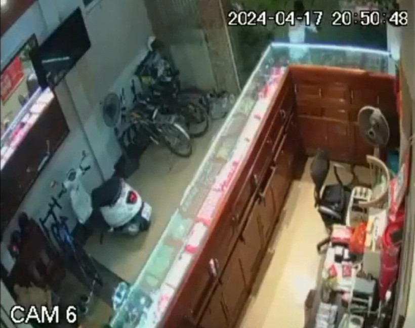 Hiện trường vụ cướp tiệm vàng ở huyện Can Lộc. (Ảnh: TTXVN phát)