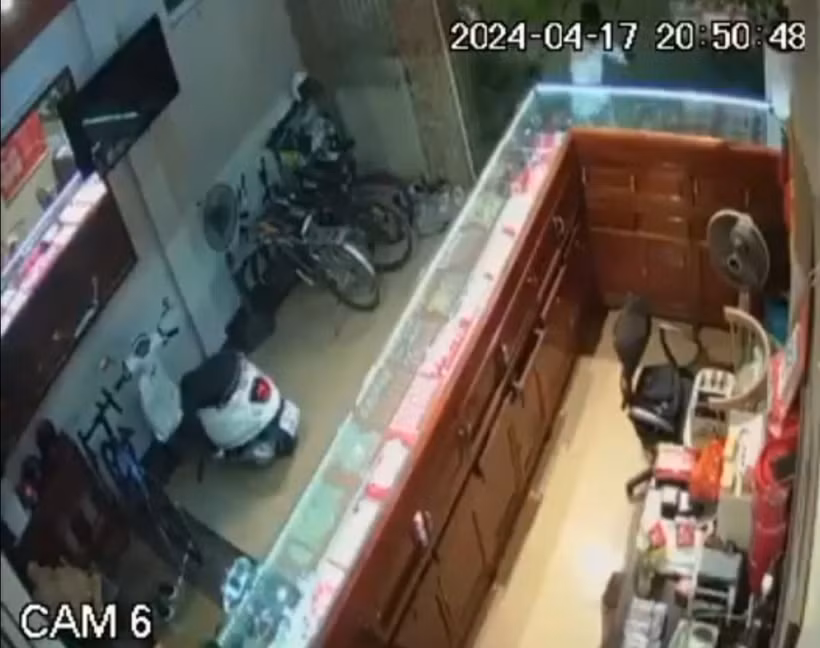 Hiện trường vụ cướp tiệm vàng ở huyện Can Lộc. (Ảnh: TTXVN phát)