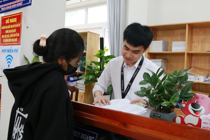 Hỗ trợ giải quyết thủ tục hành chính ngoài giờ làm việc cho người dân tại phường Tân Phong, thành phố Biên Hòa, tỉnh Đồng Nai. (Ảnh: Lê Xuân/TTXVN)