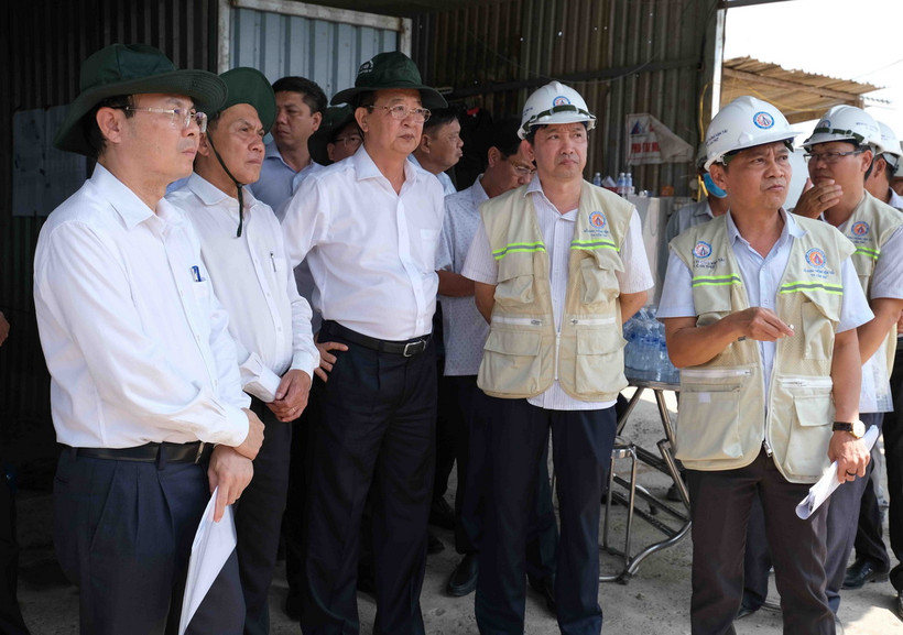 Bí thư Thành ủy Cần Thơ Nguyễn Văn Hiếu kiểm tra công trường thi công đường Vành đai phía Tây tại quận Ô Môn. (Ảnh: Thanh Liêm/TTXVN)