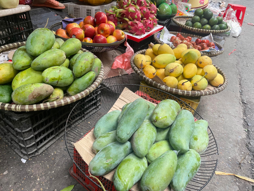 Nguồn cung hoa quả đầu mùa Hè đang khá dồi dào. (Ảnh: Minh Hiếu/Vietnam+)