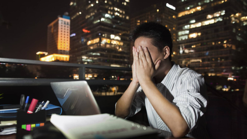 Việc tiếp xúc với ánh sáng nhân tạo vào ban đêm trong thời gian dài có thể làm tăng đáng kể nguy cơ đột quỵ. (Ảnh: CNBC)