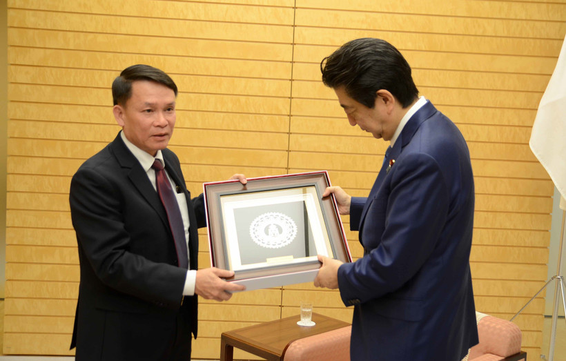 Tổng giám đốc TTXVN Nguyễn Đức Lợi phỏng vấn Thủ tướng Nhật Bản Shinzo Abe, sáng 15/2/2019, tại Thủ đô Tokyo. (Ảnh: Thành Hữu/TTXVN)