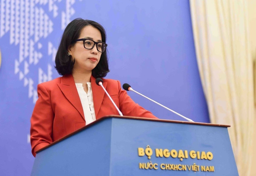 Người Phát ngôn Bộ Ngoại giao Phạm Thu Hằng lời câu hỏi của phóng viên. (Ảnh: TTXVN phát)