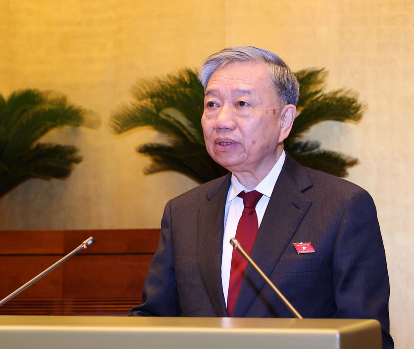 Đại tướng Tô Lâm, Bộ trưởng Bộ Công an trình bày Tờ trình về dự án Luật Quản lý, sử dụng vũ khí, vật liệu nổ và công cụ hỗ trợ (sửa đổi). (Ảnh: TTXVN)