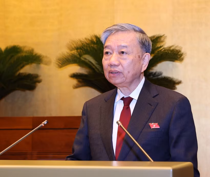 Đại tướng Tô Lâm, Bộ trưởng Bộ Công an trình bày Tờ trình về dự án Luật Quản lý, sử dụng vũ khí, vật liệu nổ và công cụ hỗ trợ (sửa đổi). (Ảnh: TTXVN)