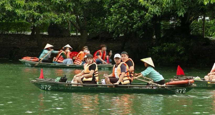 Du khách tham quan quần thể danh thắng Tràng An, Ninh Bình. (Ảnh: Thùy Dung/TTXVN)