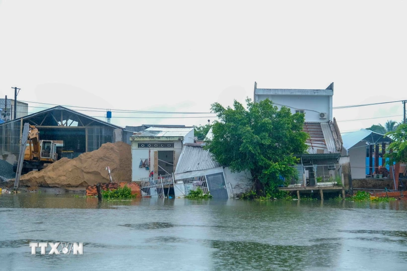 Đến ngày 18/6, giải ngân tại 21 dự án sạt lở sông biển do các tỉnh Đồng bằng sông Cửu Long quản lý mới đạt 818 tỷ, tương đương 20% kế hoạch. (Ảnh minh họa/TTXVN)