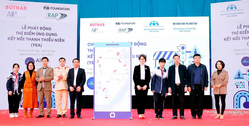 Đại biểu, phụ huynh và học sinh tại Yên Bái phát động Ứng dụng Kết nối thanh thiếu niên. (Ảnh: CTV/Vietnam+)