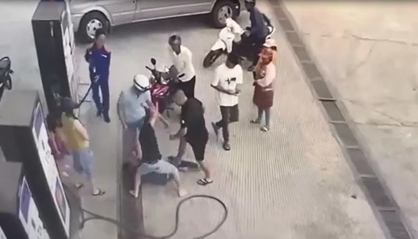 Người đàn ông bị đánh hội đồng dã man ở cây xăng. (Ảnh: TTXVN phát)