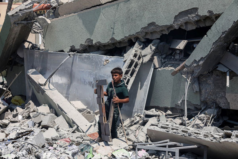 Cảnh đổ nát sau cuộc không kích của Israel nhằm vào bệnh viện dã chiến trong trường học ở Deir al-Balah, Dải Gaza, ngày 27/7. (Ảnh: THX/TTXVN)