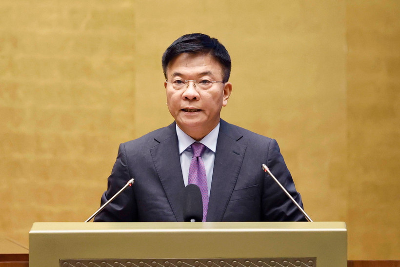 Phó Thủ tướng Chính phủ, Bộ trưởng Bộ Tư pháp Lê Thành Long phát biểu làm rõ thêm một số vấn đề liên quan thuộc trách nhiệm của Chính phủ. (Ảnh: Doãn Tấn/TTXVN)