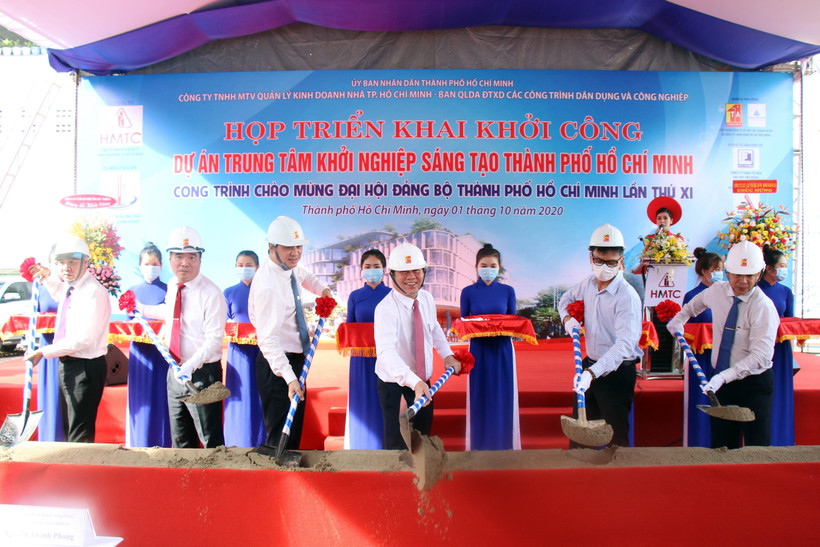 Lãnh đạo Thành phố Hồ Chí Minh và các sở, ngành thực hiện nghi thức khởi công Trung tâm khởi nghiệp sáng tạo Thành phố Hồ Chí Minh. (Ảnh: Tiến Lực/TTXVN)
