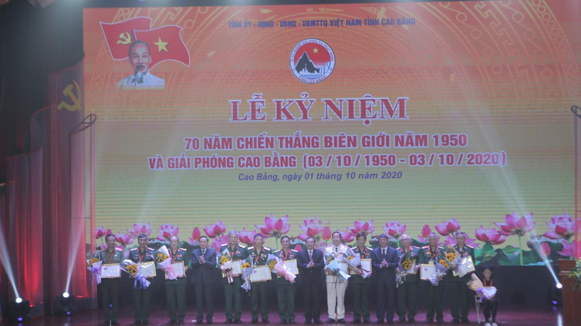 Lãnh đạo Tỉnh Cao Bằng tặng Huy hiệu Vì sự nghiệp xây dựng và phát triển tỉnh Cao Bằng cho các nhân có nhân có nhiều đóng góp trong sự nghiệp xây dựng và phát triển tỉnh Cao Bằng trong lễ kỷ niệm 70 năm Chiến thắng Biên giới năm 1950 - Giải phóng Cao Bằng