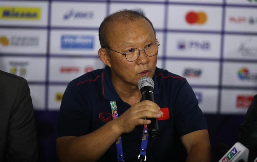 HLV Park Hang Seo phát biểu trong cuộc họp báo. (Ảnh: Hoàng Linh/TTXVN)