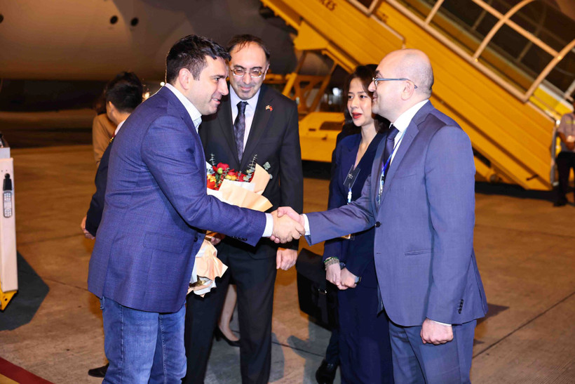 Đại sứ Suren Baghdasaryan và cán bộ Đại sứ quán Armenia tại Việt Nam đón Chủ tịch Quốc hội Alen Simonyan tại Sân bay quốc tế Nội Bài. (Ảnh: Minh Đức/TTXVN)