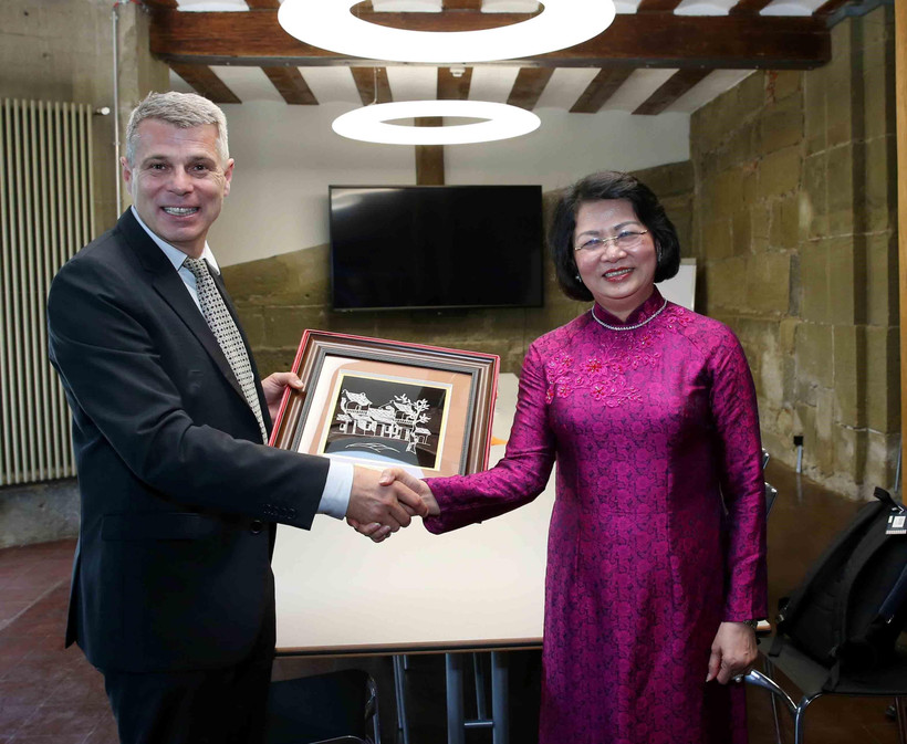 Phó Chủ tịch nước Đặng Thị Ngọc Thịnh và ông Christoph Ammann, Thống đốc Bang Bern trao tặng phẩm. (Ảnh: Phương Hoa/TTXVN)