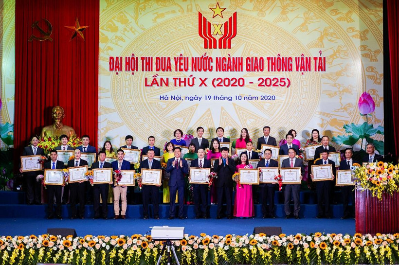 Đại hội thi đua yêu nước ngành Giao thông Vận tải lần thứ 10 đã biểu dương và trao phần thưởng cho các tâp thể và cá nhân điển hình tiên tiến có thành tích xuất sắc trong thời gian qua. (Ảnh: CTV/Vietnam+)