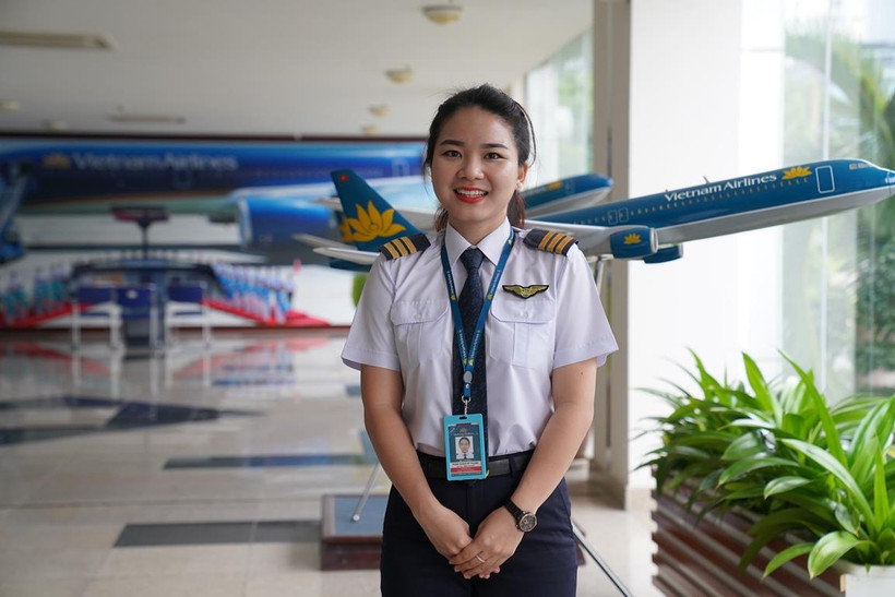 Phạm Hoàng Mỹ Phụng, Cơ phó trẻ nhất của đội bay Airbus A321 của Vietnam Airline. (Ảnh: CTV/Vietnam+)